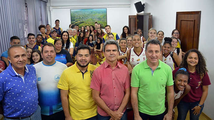 Prefeito Ricardo recebe atletas que representaram Tupã nos Jogos Regionais