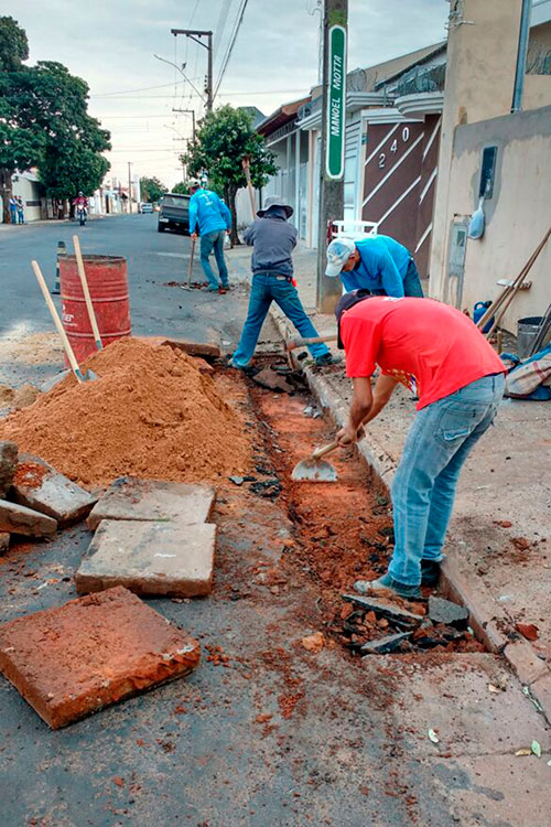 Prefeitura realiza manutenção em guias e sarjetas diariamente