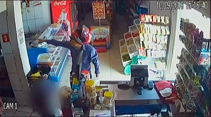 Câmera registra ação de homem que rendeu funcionários e assaltou mercado em Tupã; vídeo