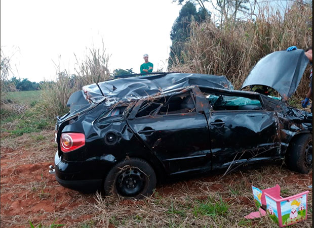 Bombeiros retiram motorista preso às ferragens após capotamento na rodovia