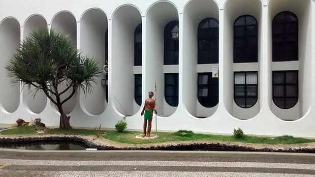 Artista tupãense termina escultura em frente a Prefeitura Municipal