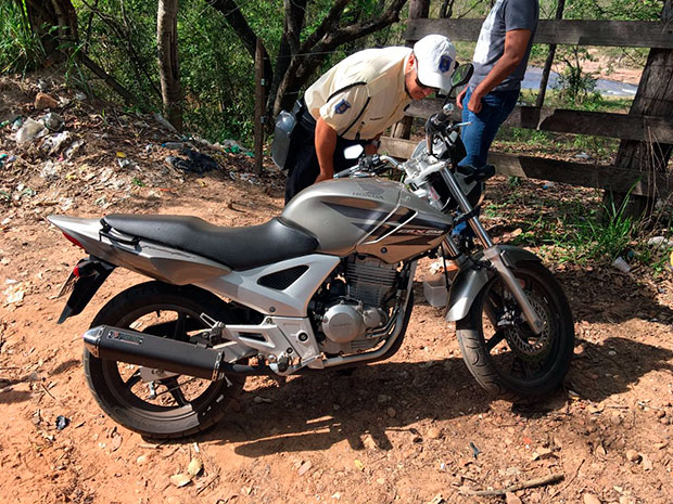 Após denúncia, moto furtada é localizada por agentes de trânsito em estrada de terra