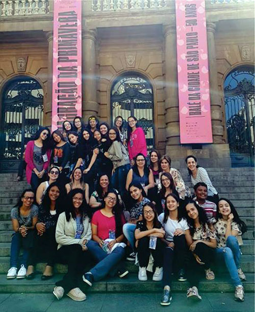 Alunos de Escola de Dança visitam Teatro Municipal de São Paulo