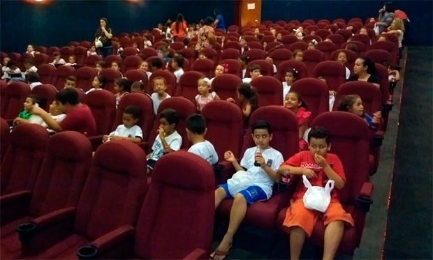 Visita ao cinema faz parte de programação do mês da criança