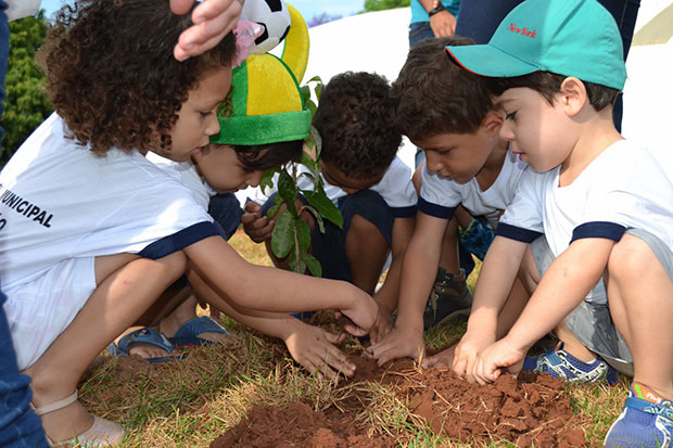 Creche Walter Pimentel recebe plantio de mudas nativas