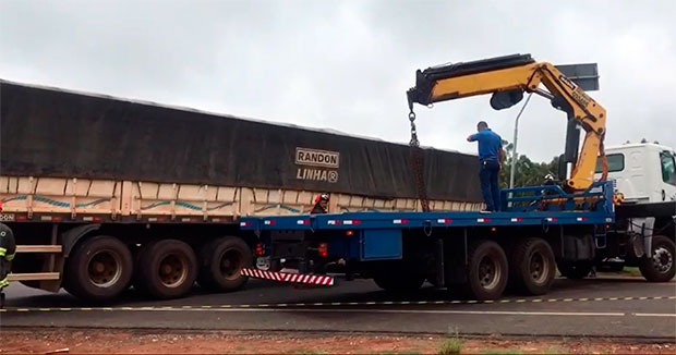 Motociclista morre atropelado por caminhão em rotatória de Quatá