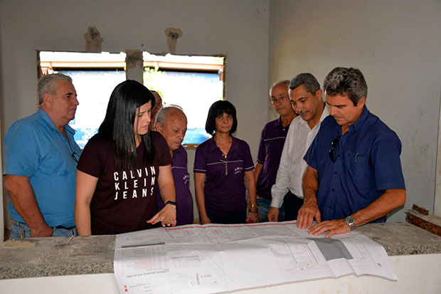 Ricardo e comitiva visitam obras da escola Raul de Mello Senra