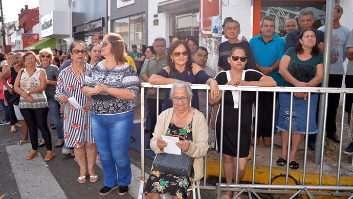 População lota a Tamoios para desfile de aniversário da cidade