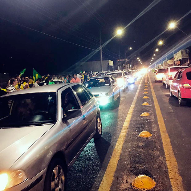 Tupãenses comemoram vitória de Jair Bolsonaro na Avenida Tamoios