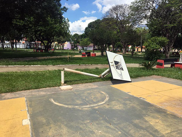 Morador flagra vandalismo na quadra da Praça da Vila Abarca