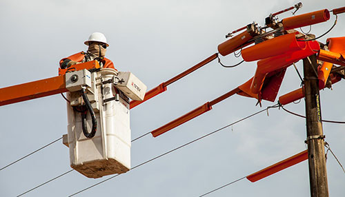 Energisa realiza a substituição de cabos da rede elétrica para evitar quedas de energia