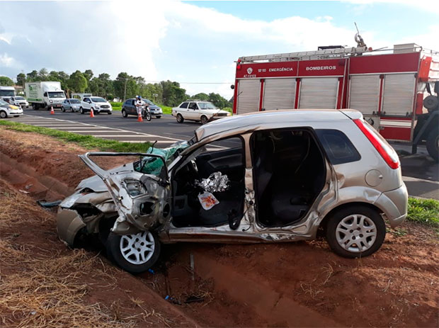 Veículo é atingido por carreta ao cruzar o trevo da Camap