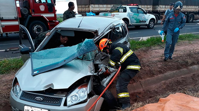 Vítima de acidente entre carro e carreta em Tupã morre no hospital