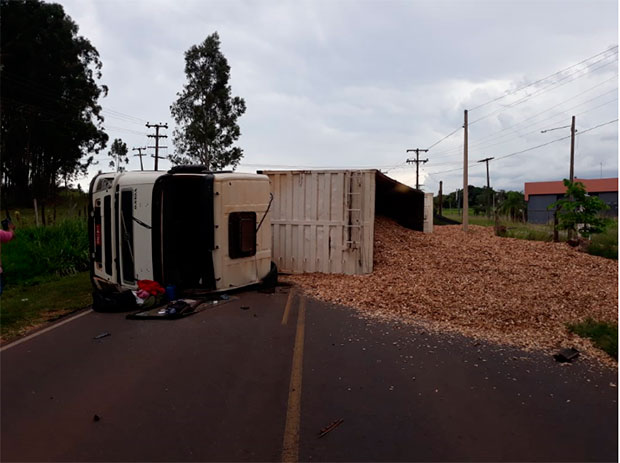 Carreta carregada com eucalipto tomba no trevo principal