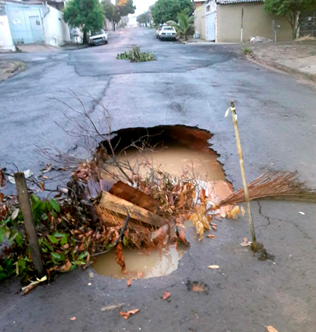 Após dois meses, crateras se abrem em rua de Marília onde trabalhador morreu soterrado