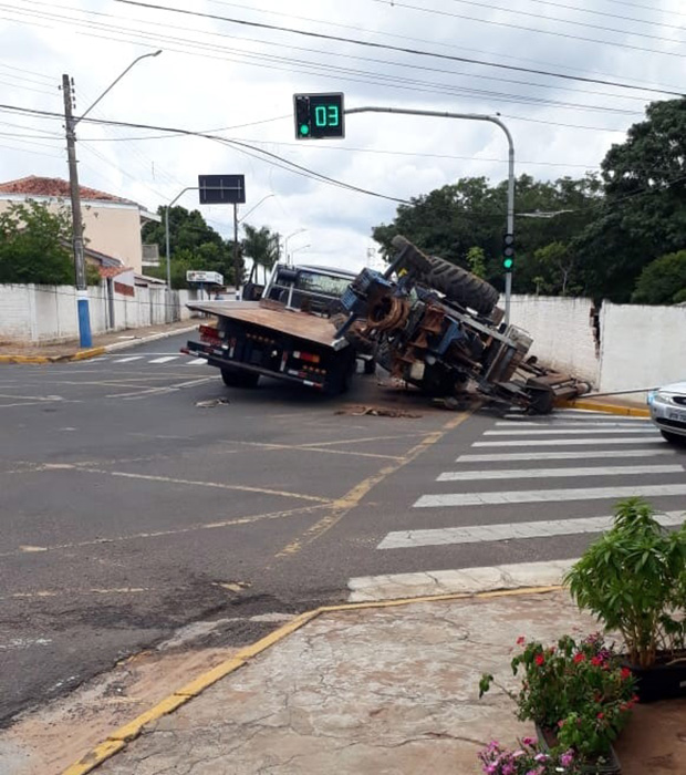 Trator de empresa tupãense se solta e cai de guincho em Quintana