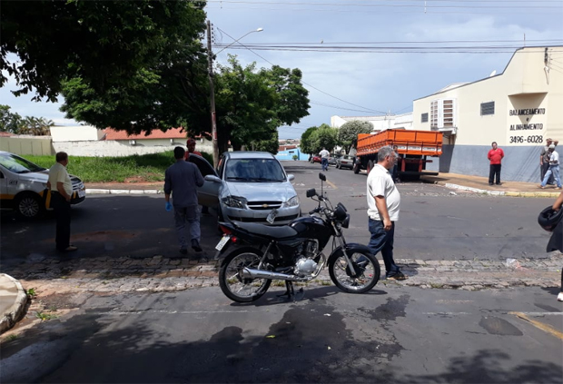 Colisão entre carro e motocicleta deixa duas pessoas feridas em cruzamento de Tupã