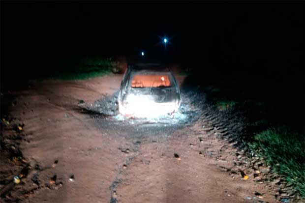 Carro é destruído por incêndio em estrada de Arco-Íris.