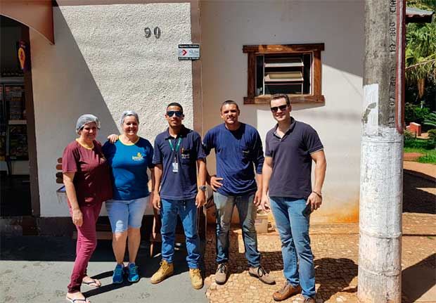 Grupo de amigos instalam internet gratuita na praça de Varpa