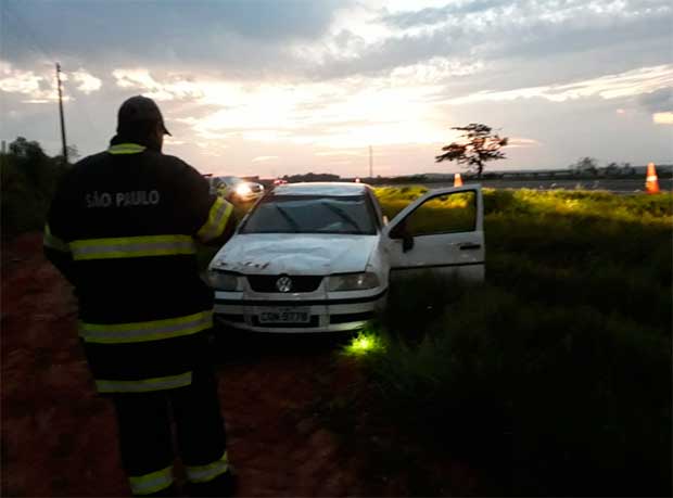 Motorista de Herculândia sofre ferimentos leves após capotamento em rodovia SP-294