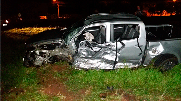 Colisão frontal entre carros deixa um morto e cinco feridos na SP-294