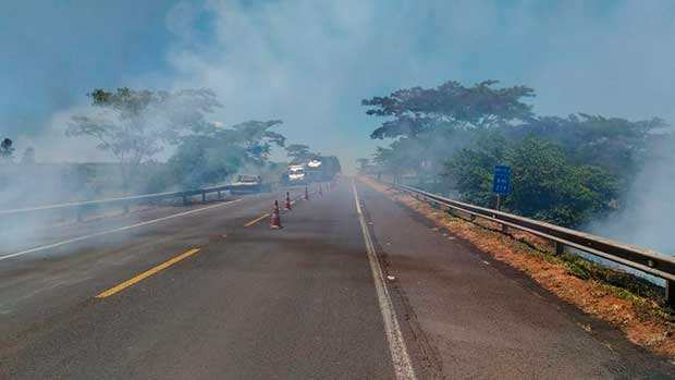 Caminhonete pega fogo e fecha parcialmente pista da Transbrasiliana em Marília