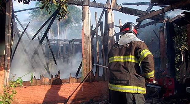 Casa é destruída por incêndio em Cândido Mota; ex-marido de moradora é suspeito de atear fogo