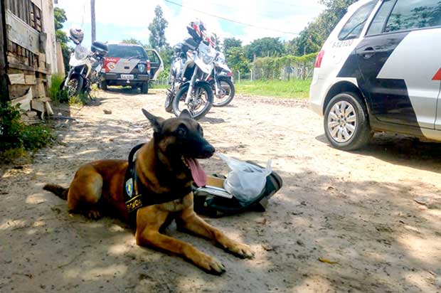 Suspeito de comandar tráfico em vila de pescadores é preso com droga escondida em redes