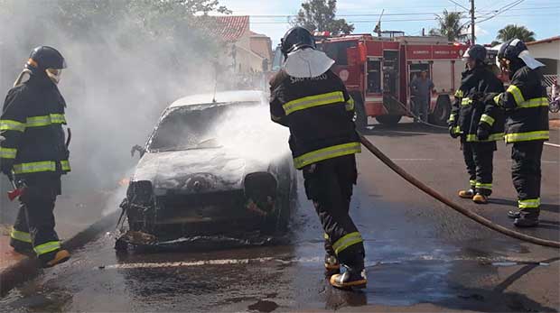 Carro pega fogo no meio da rua em Tupã e Bombeiros são acionados para conter chamas