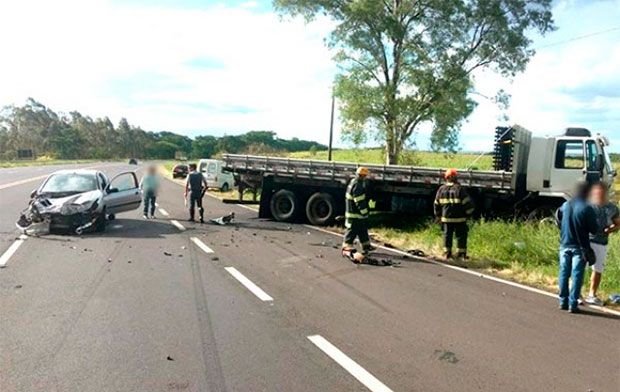 Passageira fica ferida em acidente entre carro e caminhão na SP 294