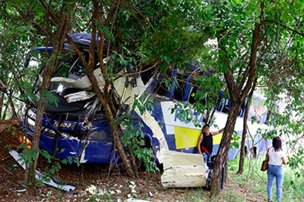 Acidente entre caminhão e ônibus deixa 11 feridos na BR-153 em Lins