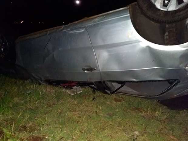 Carro capota e duas pessoas ficam feridas em marginal de rodovia em Bauru