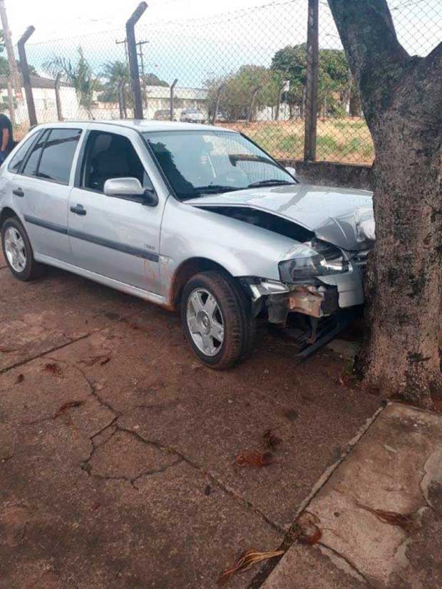 Motorista perde controle de carro e bate contra árvore em pista de caminhada