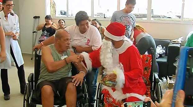 Sem uma perna, homem vira Papai Noel e dá exemplo de inclusão em Marília