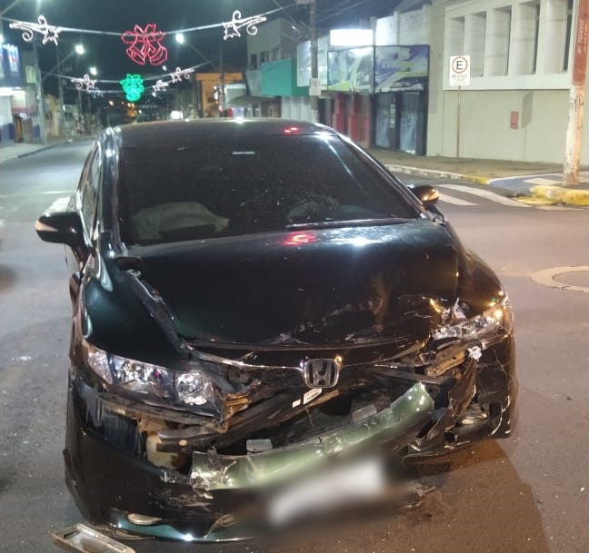 Carro vai parar em calçada na Avenida Tamoios após acidente neste domingo