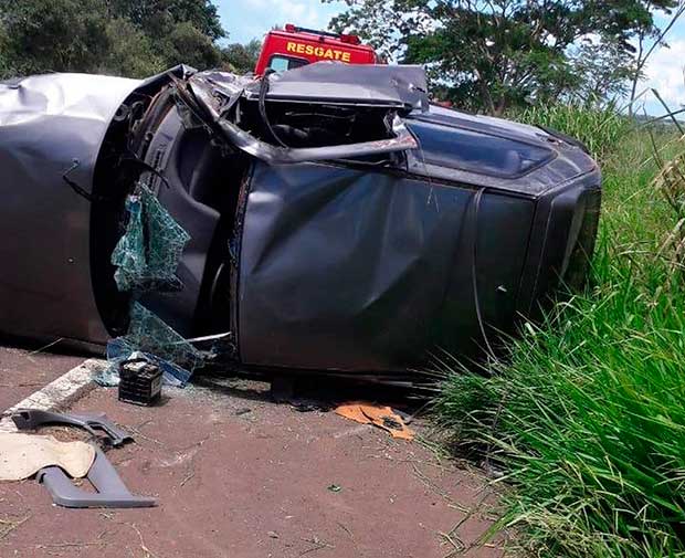 Motorista fica ferido e cachorro morre após carro capotar em Sabino