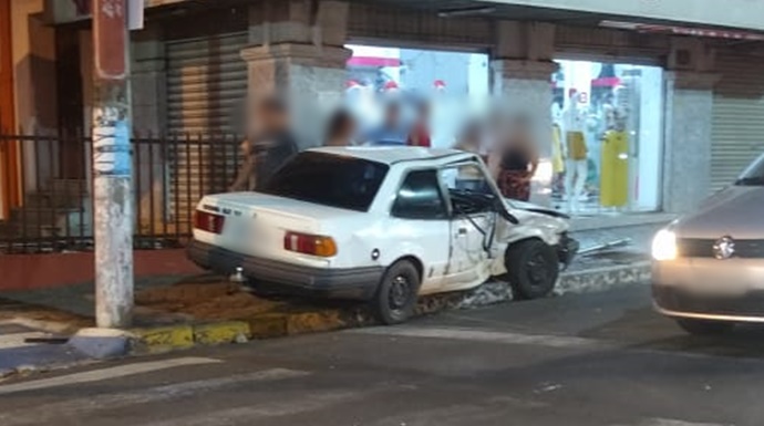 Carro vai parar em calçada na Avenida Tamoios após acidente neste domingo