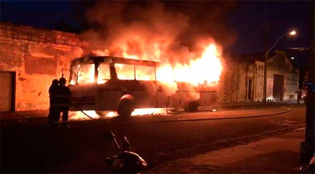 Incêndio destrói ônibus estacionado em rua de Garça