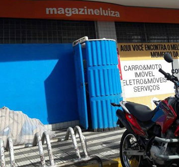 Clientes passam a noite em fila para participar de liquidação em loja de Tupã