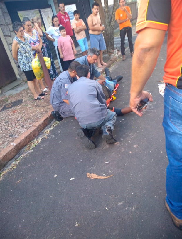 Acidente entre carro e moto deixa motociclista ferido no centro de Tupã