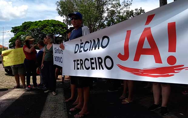 Servidores da Unesp de Botucatu protestam contra atraso no pagamento do 13º salário