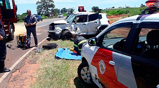 Quatro pessoas ficam feridas após acidente entre carro e carreta em Rancharia