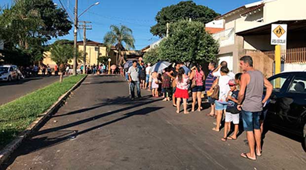 Casas populares: filas começaram 12h antes da abertura do cadastro em Adamantina