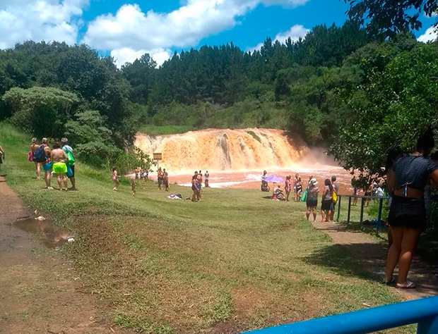 Bombeiros procuram por duas pessoas desaparecidas em cachoeira de Botucatu