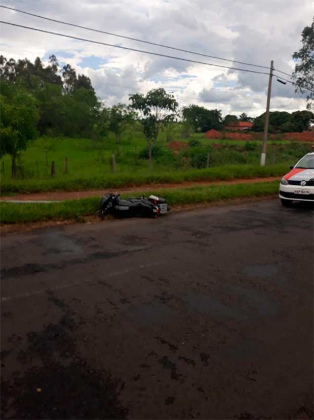 Motociclista fica ferido após bater moto contra poste nas imediações do Parque do Atleta