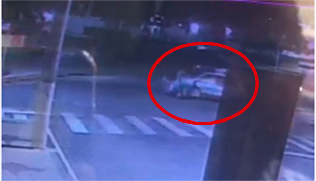 Jovem que caiu de carro em movimento permanece internado em estado grave