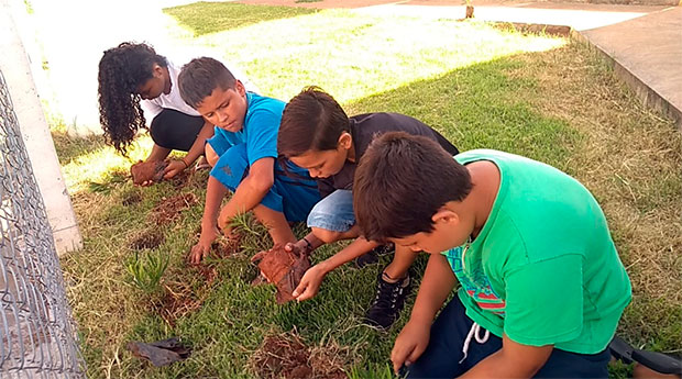 Crianças e adolescentes realizam plantio de mudas no bairro Santa Rita