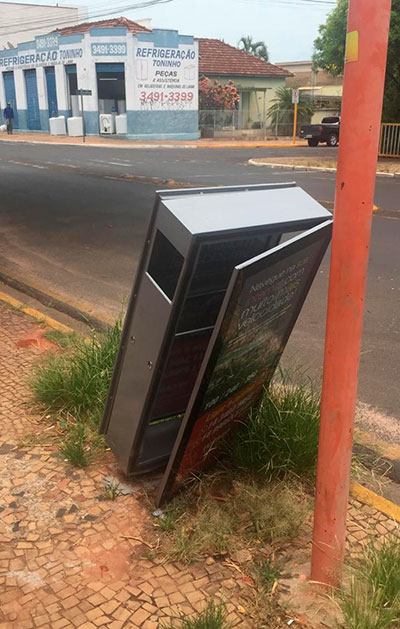 Lixeiras são alvo de vandalismo no centro de Tupã