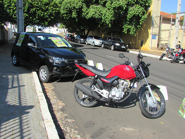 Sincomércio e Acit entregam carro e moto zero km da promoção 