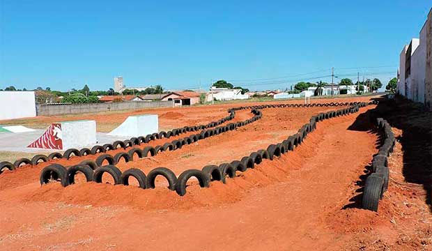 Cansados de esperar pela prefeitura, moradores realizam ações com recursos próprios